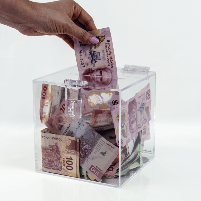 Alcancía transparente con billetes